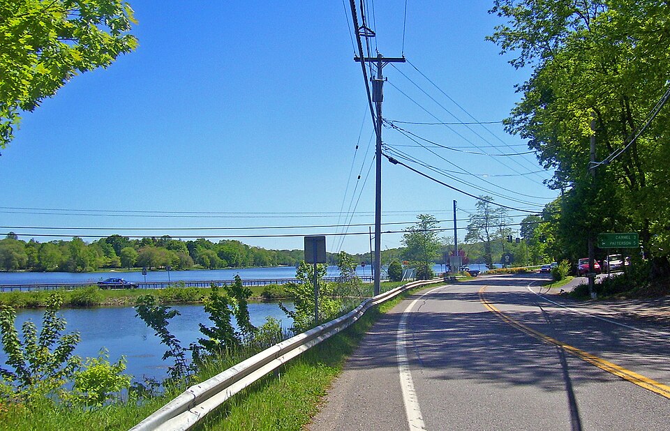 File:NY 52-311 junction at Lake Carmel.jpg