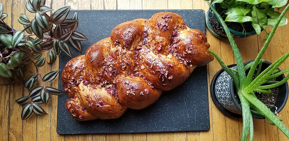 File:Sephardic Rose-Encrusted Challah.jpg
