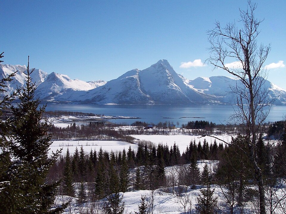 File:Steigen breivikamotbrattfjorden.jpg