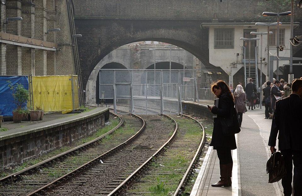 File:Barbican tube station MMB 05.jpg