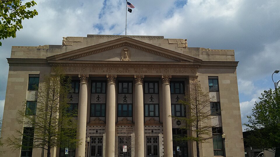 File:Facade of Topeka Postal Service building.jpeg