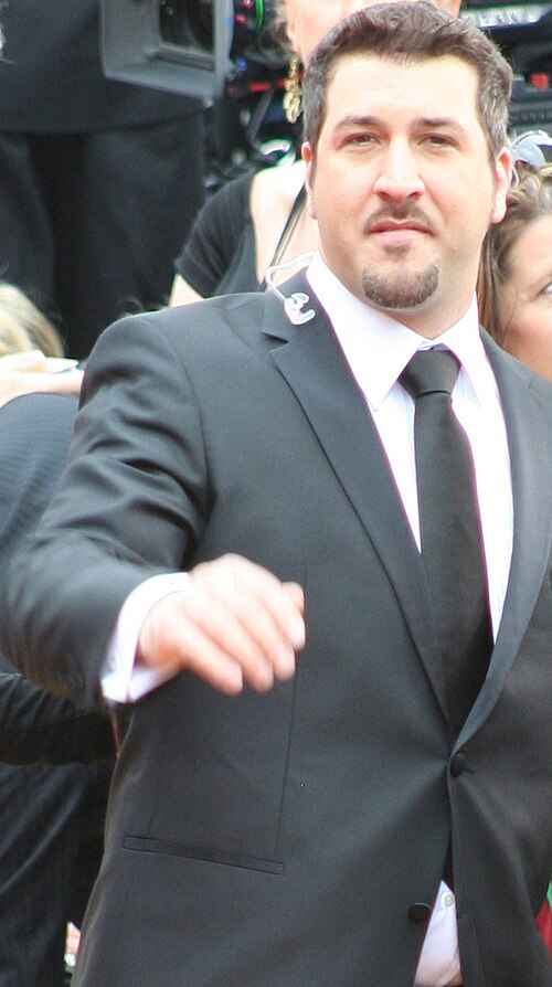 File:JoeyFatoneAAFeb09.jpg