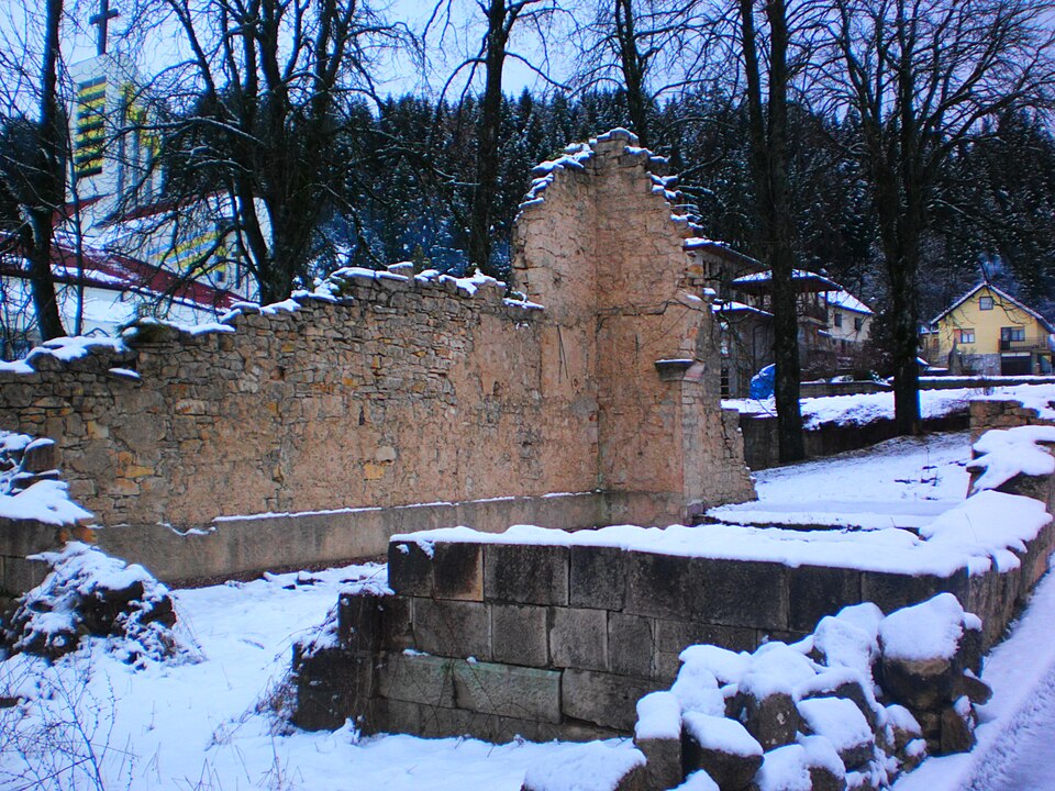 File:Ruins of church.JPG