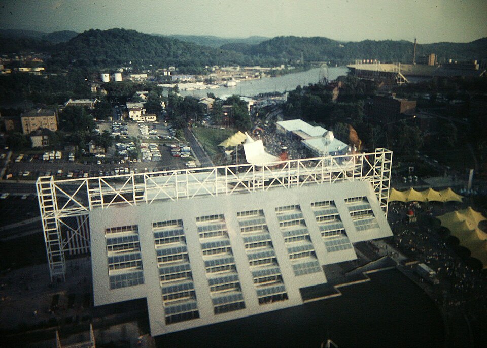 File:Sunsphere View of US Pavilion.jpg