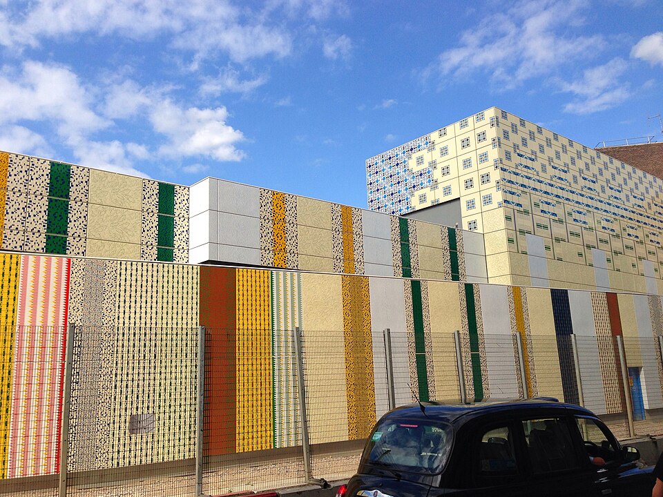 File:Tiles on Edgware Road sub-station.jpg