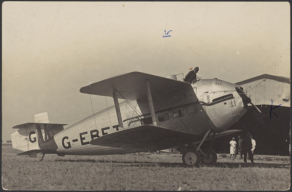 File:Vickers Vulcan G-EBET, 1923.jpg