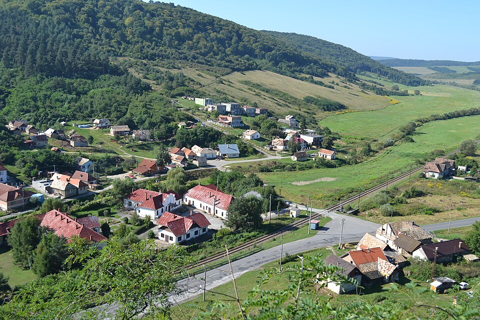 File:Hodejov - pohľad na obec.jpg