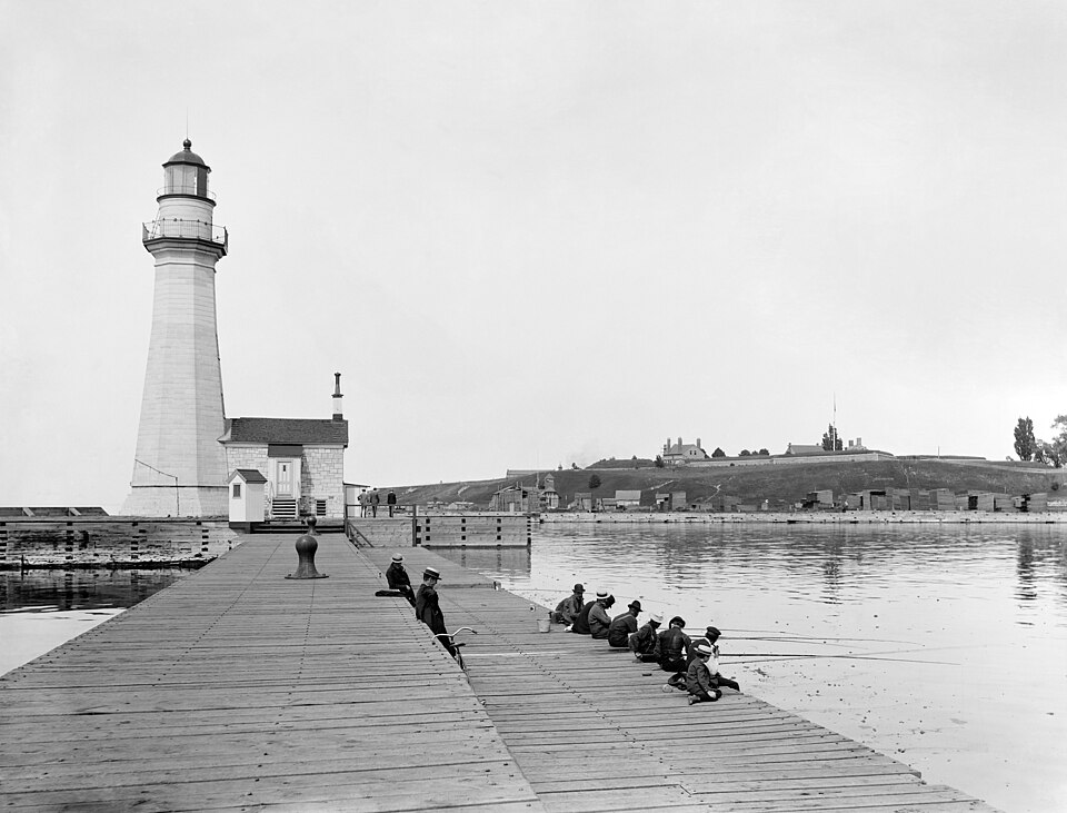 File:Lighthouse in Oswego2.jpg