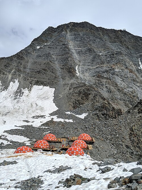 File:Tête Rousse camp de basse.jpg