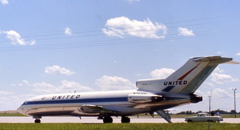 File:United Airlines Boeing 727-22 N7030U.jpg
