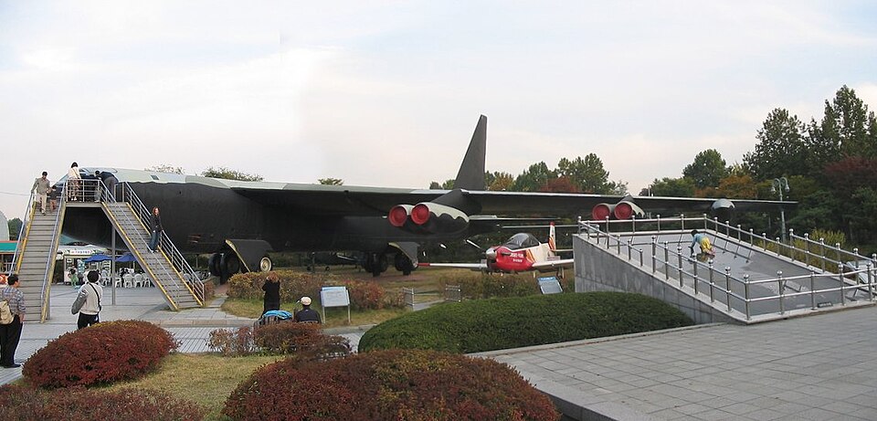 File:Usaf.B-52 war museum seoul.jpg
