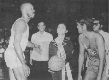 File:PBA Inaugural Ceremonial Toss 1975.jpg
