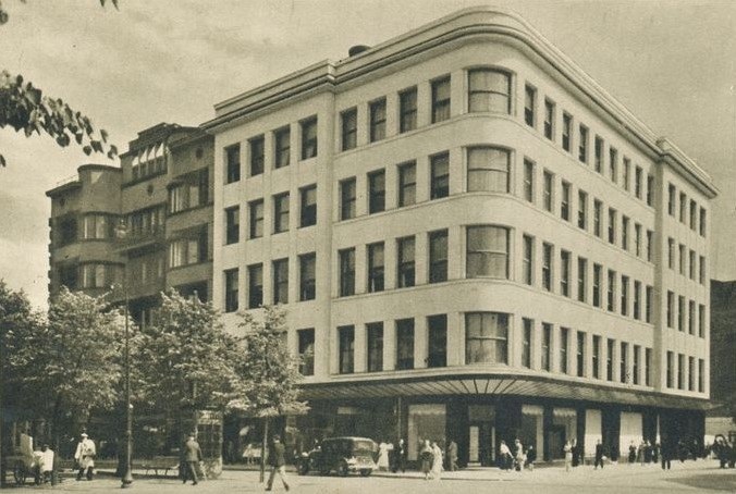 File:Pažanga Palace (left) and Pienocentras Palace (right) in Kaunas, Lithuania in 1938.jpg