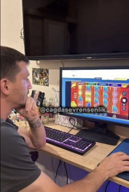 File:Yandaş playing the game Sweet Bonanza.png