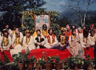 File:Maharishi Mahesh Yogi, the Beatles and companions in Rishikesh 1968.jpg