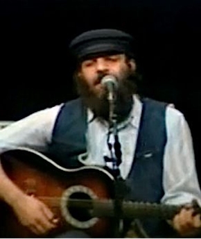 File:Moshe Yess performing.jpg