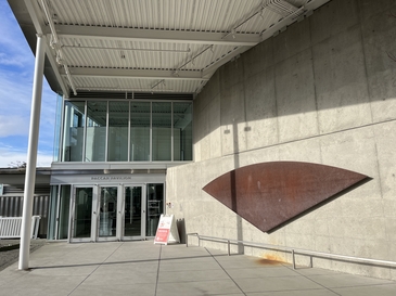 File:Photograph of Curve XXIV by Ellsworth Kelly, Seattle.jpg