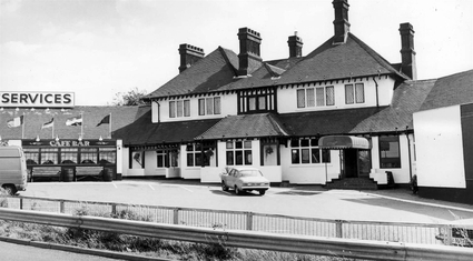File:Historical photograph of the Tollgate Hotel in 1988.jpeg