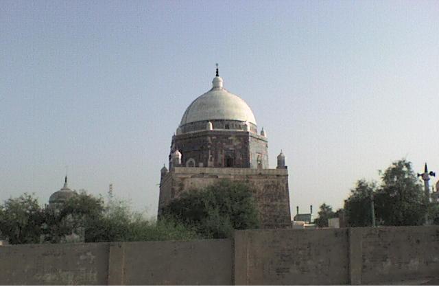 File:Tomb Hazrat Lal Esan.JPG