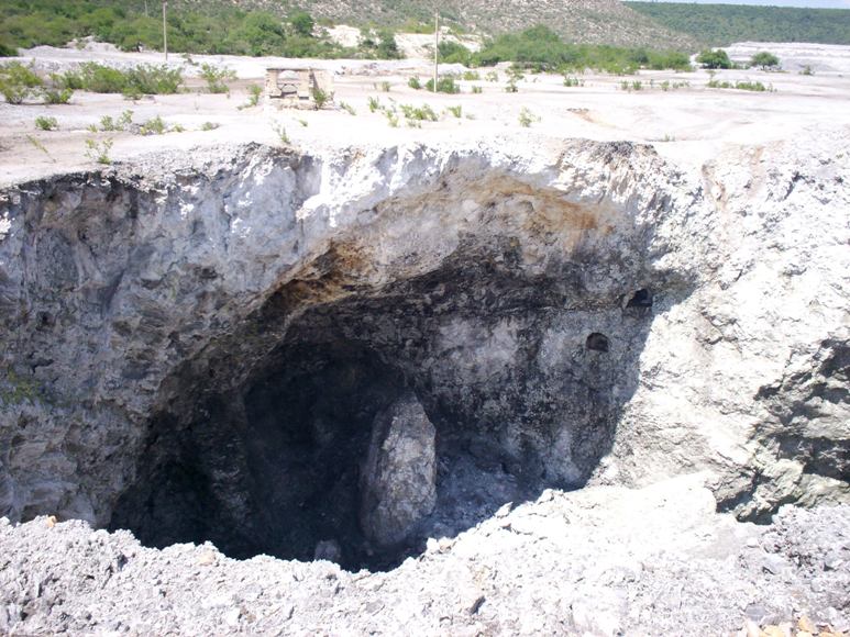 File:Entrada a mina de Guaxcama.jpg