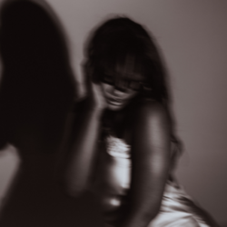 A blurry black-and-white picture of Tems
