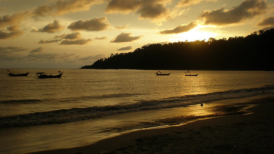 File:Teluk Senangin.jpg