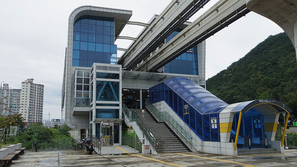 File:Daegu-metropolitan-transit-corporation-320-Maecheon-market-station-building-20161008-133952.jpg