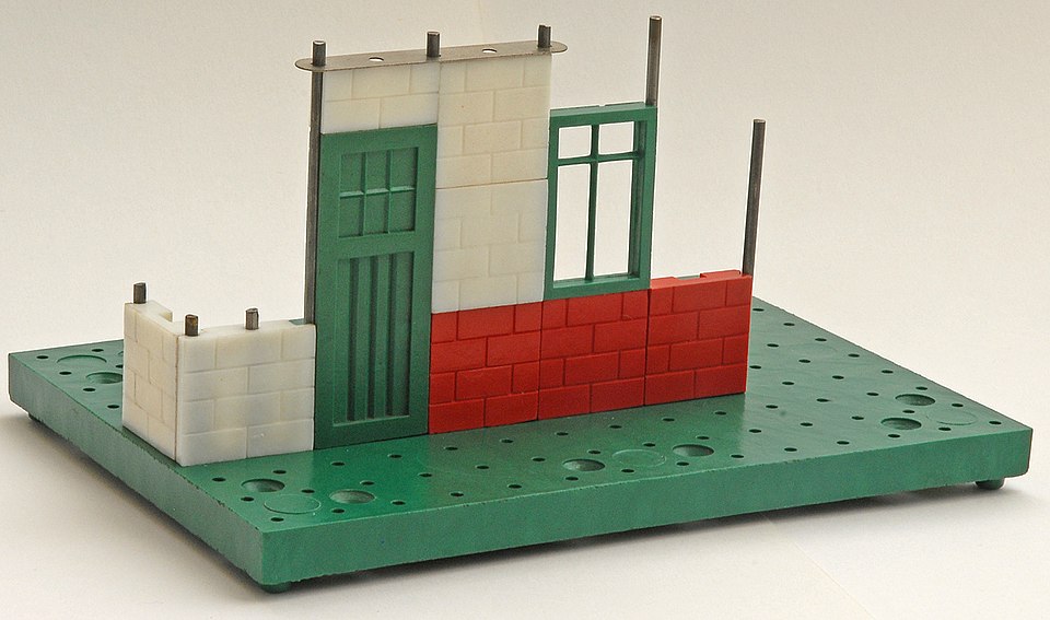 File:BuildingWithBayko.jpeg