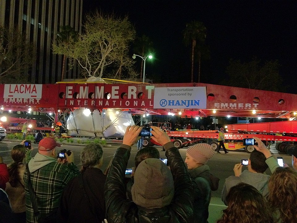 File:Levitated Mass Arrives.jpg