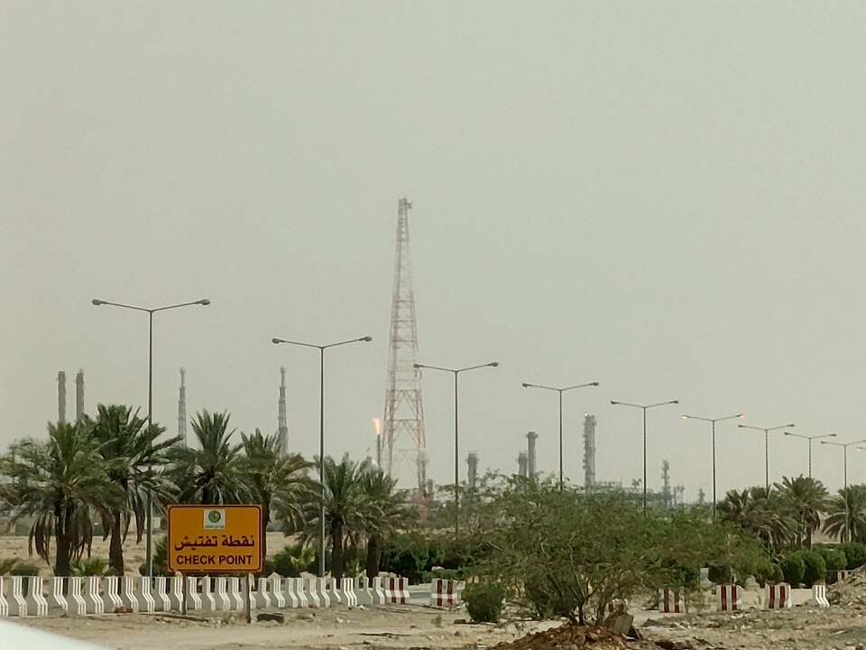 File:Riyadh refinery - 1.jpg