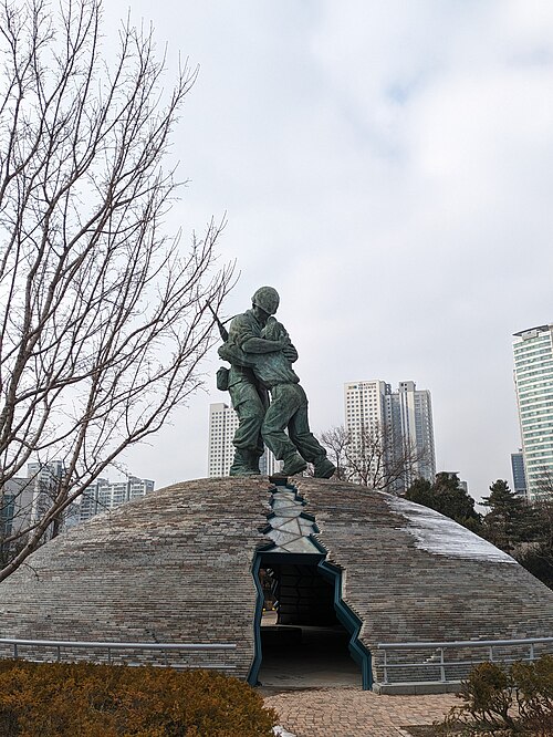 File:Statue of Brothers.jpg