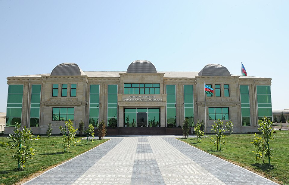 File:Füzuli rayon icra hakimiyyətinin binası.jpg