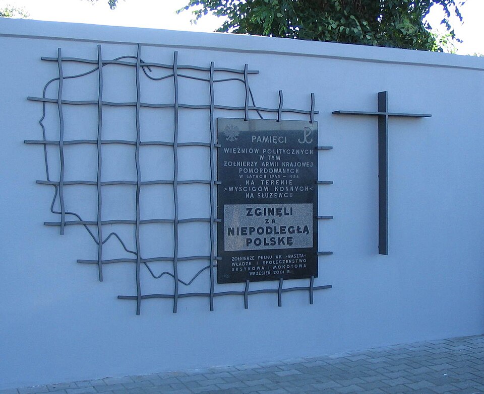 File:Waw-uprising-monument-racecourse-politicals.jpg