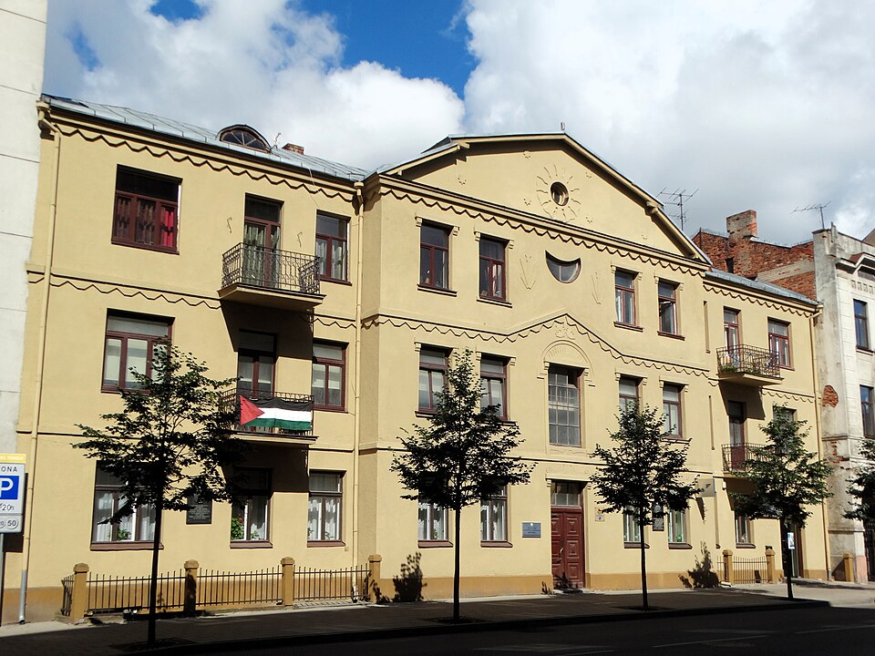 File:Tulpė Cooperative House in Kaunas, Lithuania.jpg