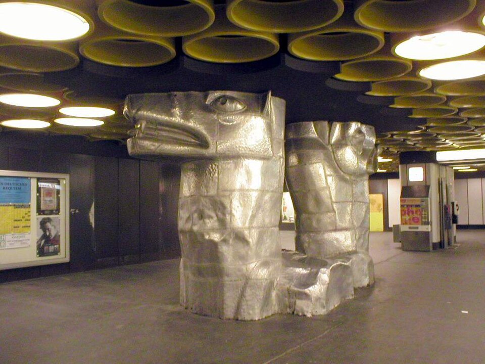 File:U-Bahn Berlin Rathaus Steglitz Kerberos.jpg