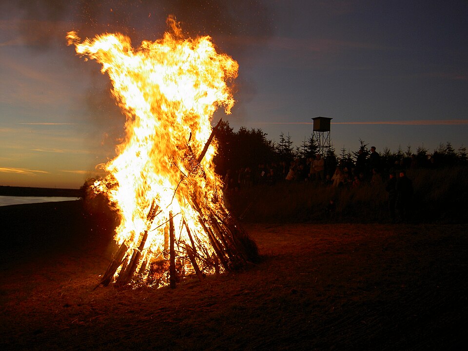File:Beaconbonfire.JPG